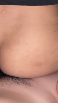 Novia caliente me monta antes de hacerlo en perrito