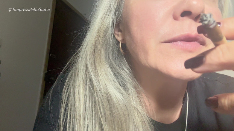 Empress Bella Sadic: 인간 재떨이로 당신을 사용하는 Imperatrizbellasadica