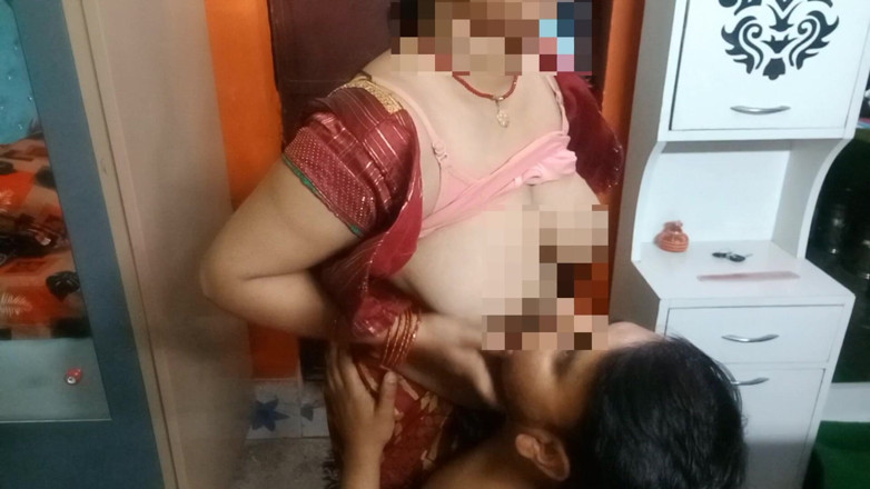 Manjushukla: Velmi krásná indická bhabhi v červené sárí