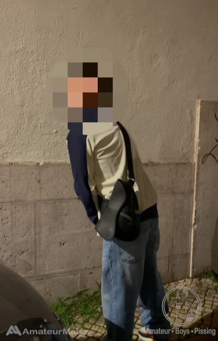 AmateurBoysPissing: 业余男孩把他的大鸡巴从牛仔裤里拿出来，在街上撒尿