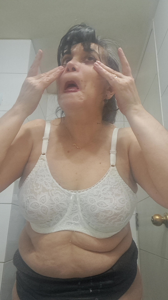 Mommy big hairy pussy: Mama își imaginează să facă sex secret cu el în baie.
