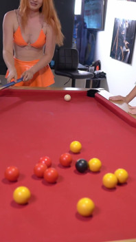 Empat lesbian bermain dengan Billiard Cue on Pool Table!