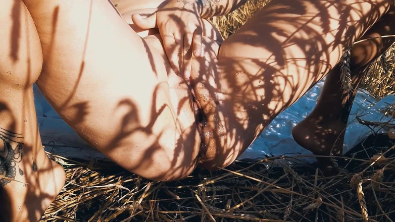 LizAngel: Squirting in nature after fucking