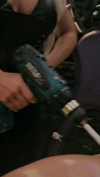 Sheela sinner menggelitik keras obeng tubuhnya yang diminyaki dan diikat dengan cakar logam di toketnya bagian 2 fap