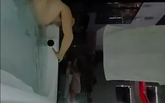 Geçen gün moteldeki eşcinsel partisinde küvetin çıplak tadını çıkardım