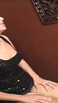 Bruneta care se masturbează suge pula mare la gaura din zid - gloryhole