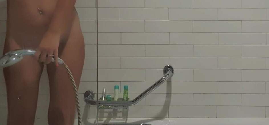 Limbetm: Douche heet spel. Geile naakte tiener