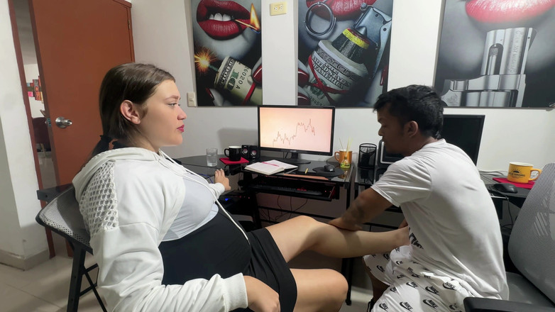 Julianaburning: 妊娠中の義理の妹が仕事でストレスを感じているのを見て、おいしいチンポをあげます