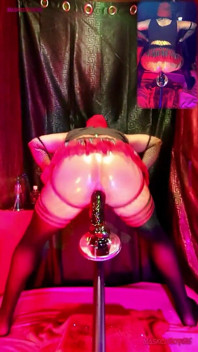 Cu gaura mea eram fierbinte, lubrifiată și umedă. Săltând în fund, sărind pe dildo și îmbrăcându-mă în fusta mea mini1