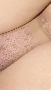 Pacar India yang cantik duduk di celana dalam pink dan bra, dia disetubuhi dan seks anal dilakukan dengan gaya doggy, dia menikmati