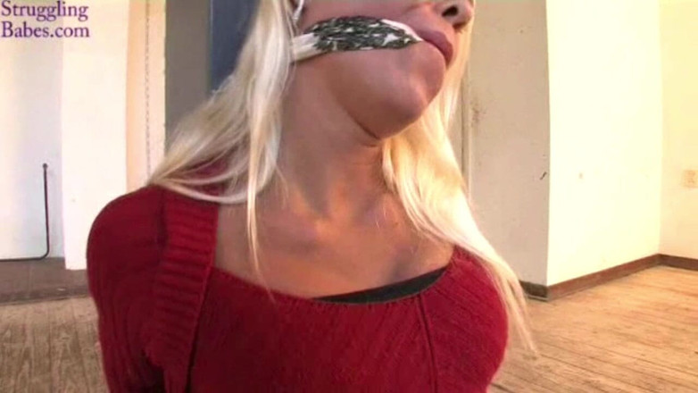 Submissed: Natalie Pole svázaná Cleavegagged