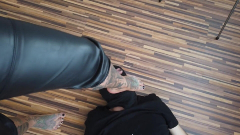 Fetish videos by Alex: Sclavă pasionată de picioare din garderobă