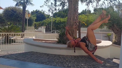 Selena701: Seleniny venkovní pózování a sex v podpatcích