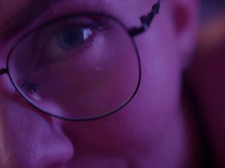 Muddy pussy: 自堕落な女性が男のチンポをしゃぶる