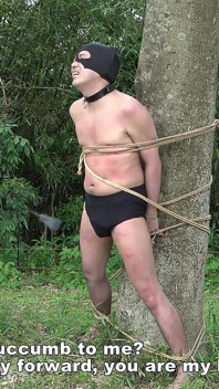 Herrin fesselt sklaven an einem Baum im wald und peitscht, Dann läßt sie sich im Boden zurück, nur noch mit kopf bloßgestellt, Über nacht ignorieren