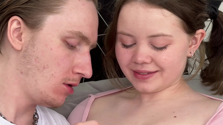 Dirty fantasy: Une demi-sœur de 18 ans à gros nichons goûte au sexe
