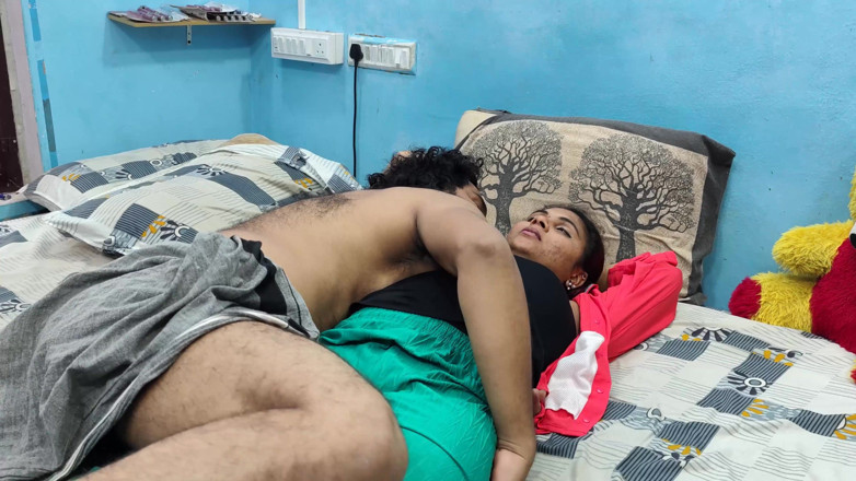 Vaigavarun45: Gadis ini lagi asik nyepong pacarnya sambil melucuti gaun mesra-mesraan