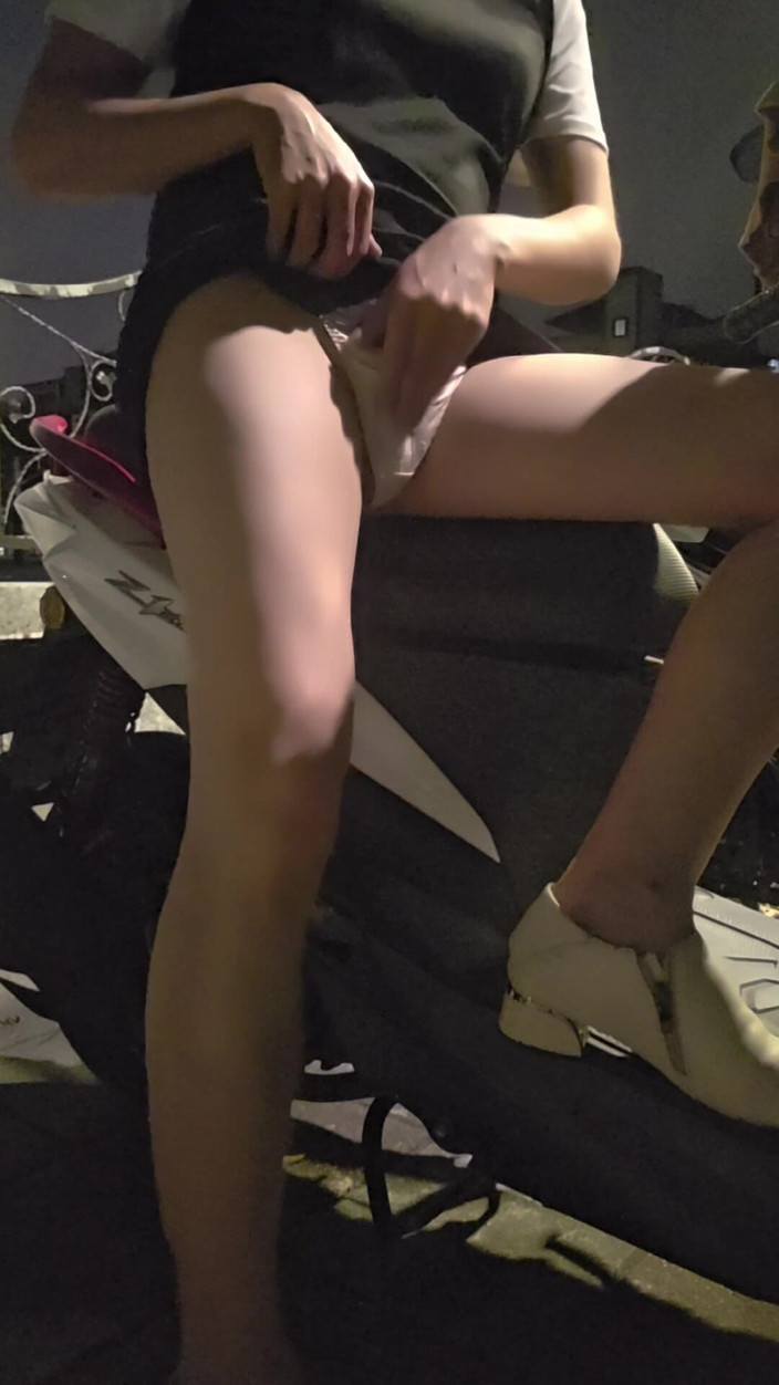Taiwancdgirl: Shemale Ting Xuan Has a Pair of Beautiful Legs and...