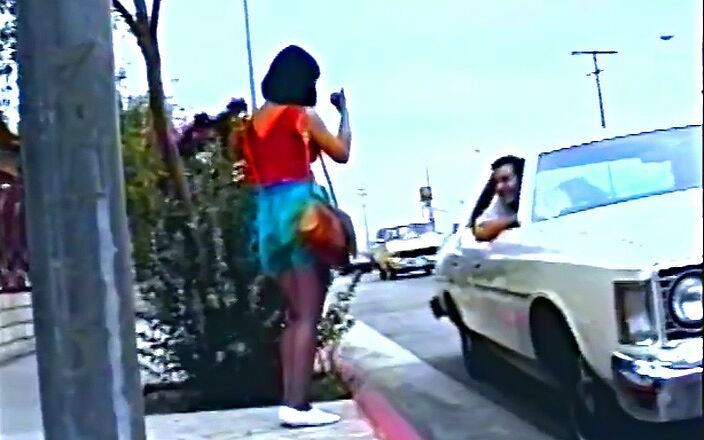 Asian Club: Asijská dívka Hanaku dává chlákovi hlavu na zadním sedadle jedoucího...