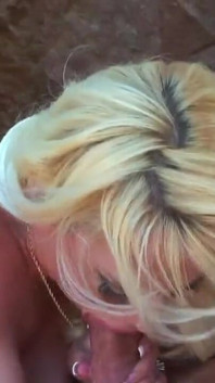 Büyük memeli sarışın orta yaşlı seksi kadının yüzüne boşalıyor ve açık havada sikiliyor