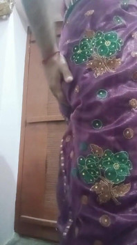 India gay crossdresser bottom gaurisissy mostrando sus grandes tetas en sari morado