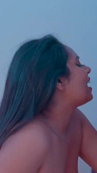 大きなおっぱいDesi Bhabhiはベッドで彼女のいたずらなDevarを誘惑します