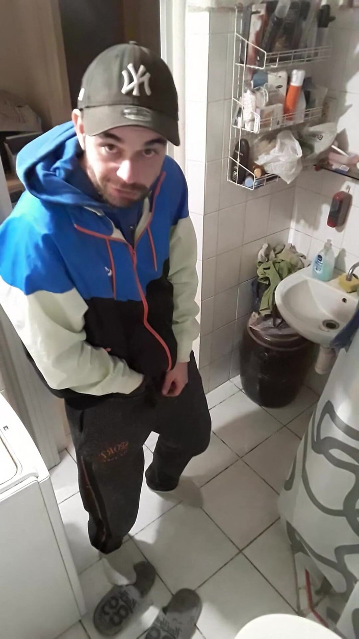 jerkofflover: Я дрочу своєму колишньому хлопцеві у ванній, тому що він заснув і не було кому мені дати