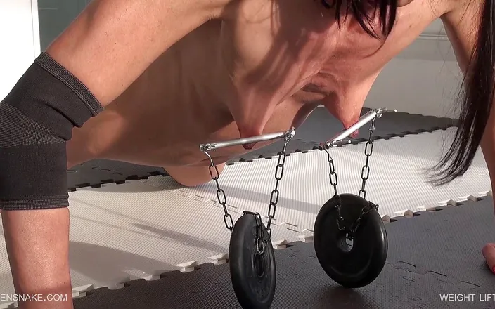 Queen Snake: Weight lifting with nipples and pussy