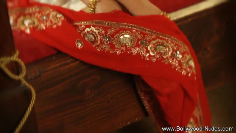 Bollywood Nudes: Brunette babe neemt een bad
