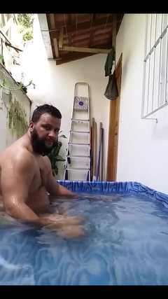 Breno Garcia: Chi vuole unirsi a me nella mia piscina di plastica?