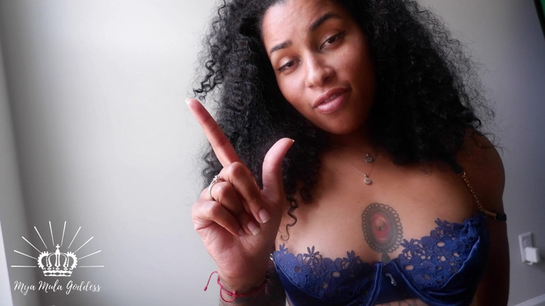 Mya Mula Goddess: Parla con la mano medio simbolo del perdente