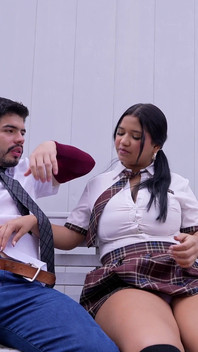 Üniversite arka bahçesinde riskli seks: üniversiteli kız bellattrix ile tabu halka açık seks