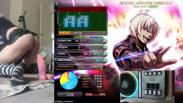 Rainbow Femboy: Femboy raine їздить в іграшках під час гри beatmania iidx