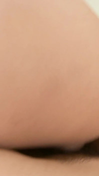 Giocattoli del sesso anale e cazzo duro per scopare una ragazza giapponese sexy e creampie