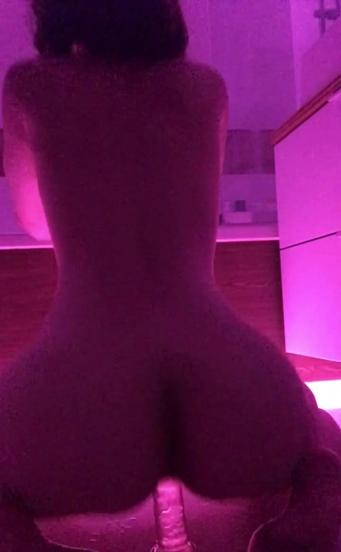 Soft Vulgar: Jag älskar verkligen min dildo men det jämför inte med den...