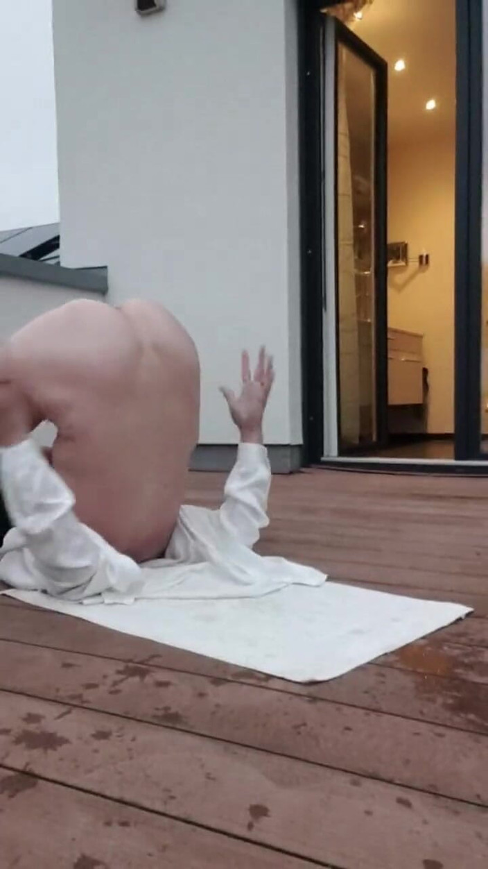 JulieEroticDress: 퇴근 후 테라스에서 튀는 줄리 스플래쉬