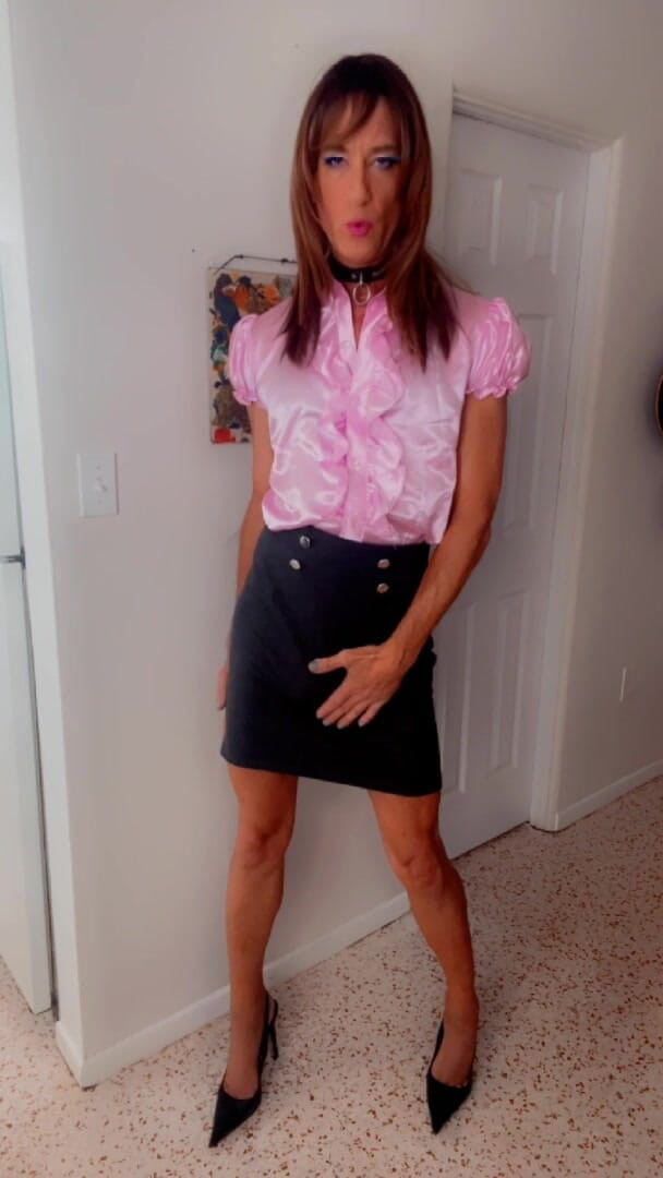 TVI Studios Val Parker: Crossdresser nóng bỏng cởi đồ và khoe đôi chân trần của cô ấy