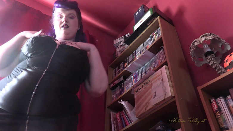 Mxtress Valleycat: Malé škádlení v černých šatech