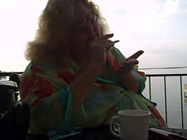 BBW nurse Vicki adventures with friends: Bbw al mattino presto fuma e caffè