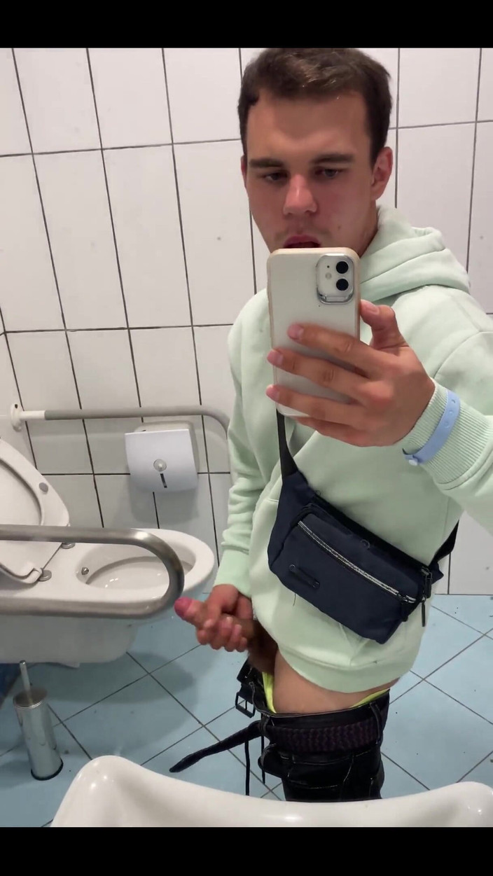 Max_Russell: Nemůžu si ujít příležitost masturbovat na záchodě