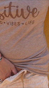 Dedilhado E Abrindo Minha Buceta Ao Ar Livre Com Shorts Puxados Para Baixo