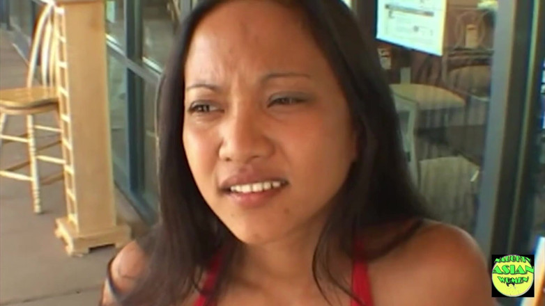 Naughty Asian Women: 큰 자지를 빠는 동안 아시아 거유에 키스하는 남자