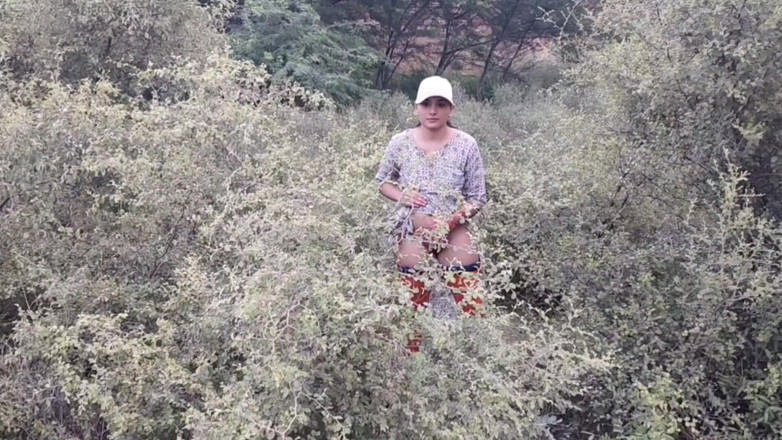 Khushboobhabi: 女孩来散步，一个男孩亲吻女孩的嘴