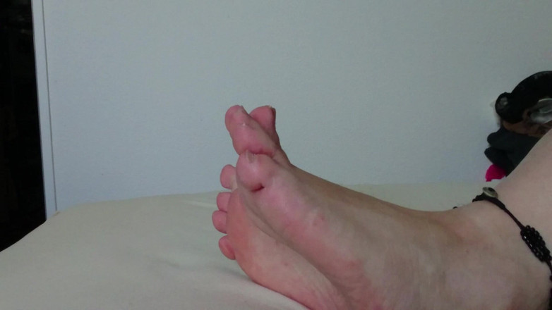 Carmen_Nylonjunge: Meine Hässlichen Nackten Füße Im Bett