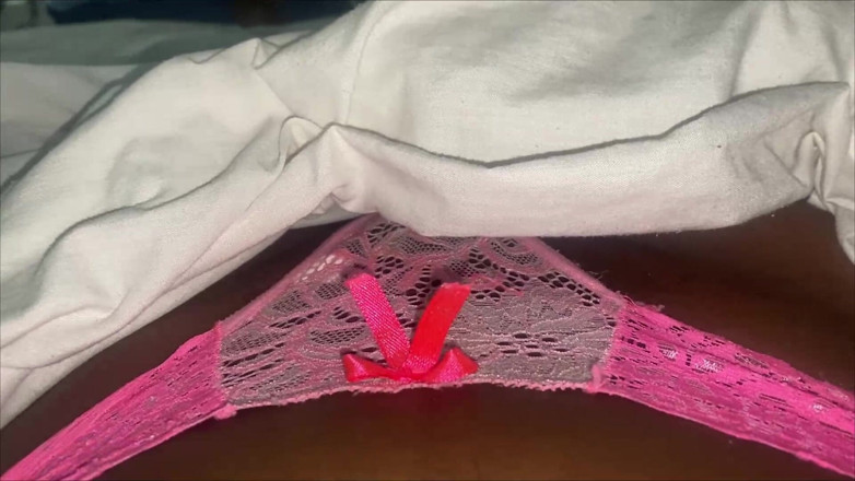 olivercastelistar: 그녀는 문을 닫고 오르가즘을 찾습니다.