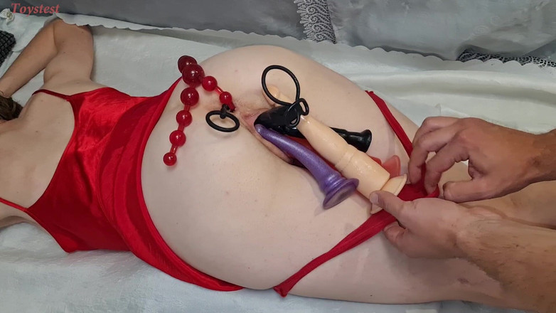 Toystest: Sorellastra completamente riempita con i giocattoli sessuali