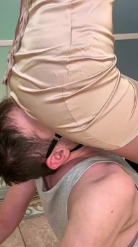 Quần lót của bà chủ thay vì đeo mặt nạ cho nô lệ - Femdom ngửi và ngồi lên mặt