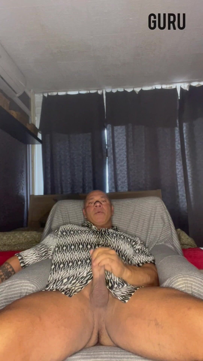 Mr. Guru: Sr. Guru. Sexy body builder wank em casa