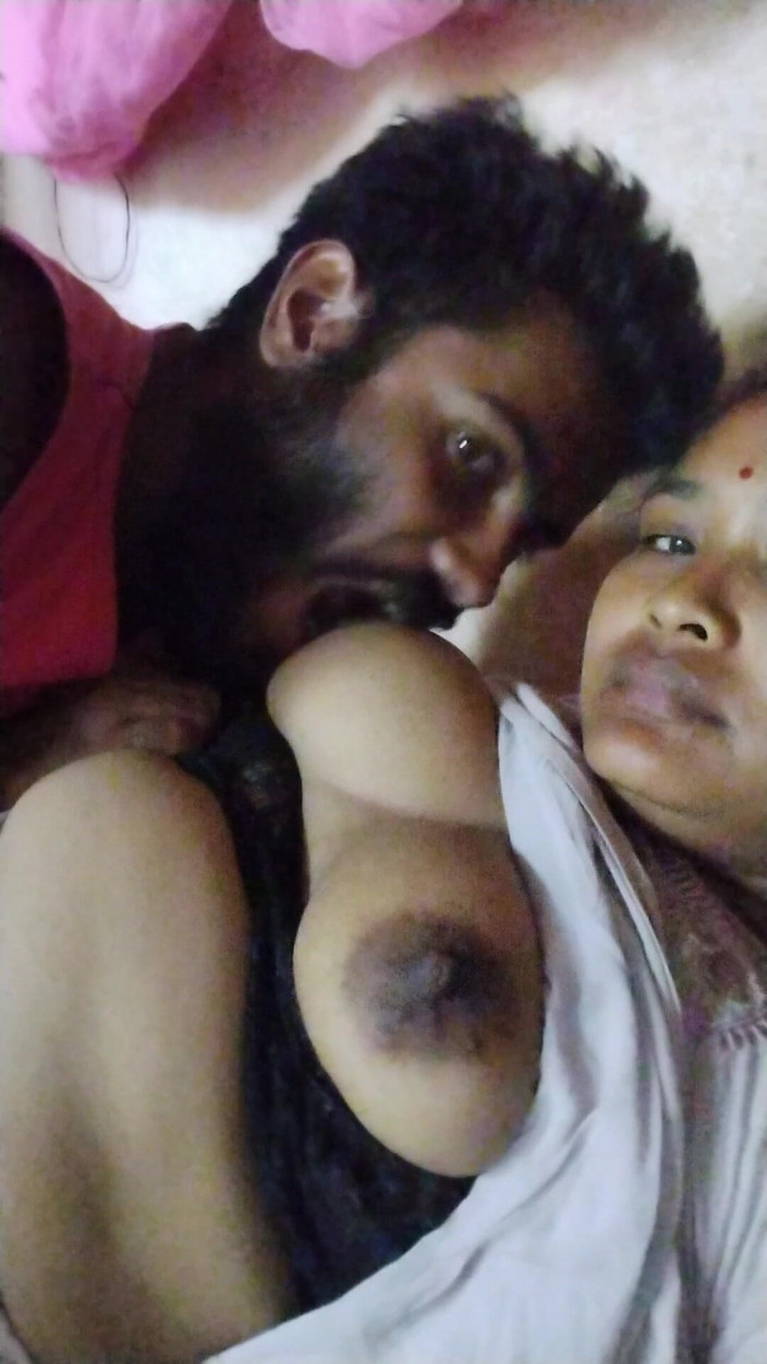 Mg3947731: Riesige möpse, indische MILF strippt sari Choli und fickt mit...