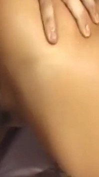 Une MILF à forte poitrine se fait baiser par une bite et un gode